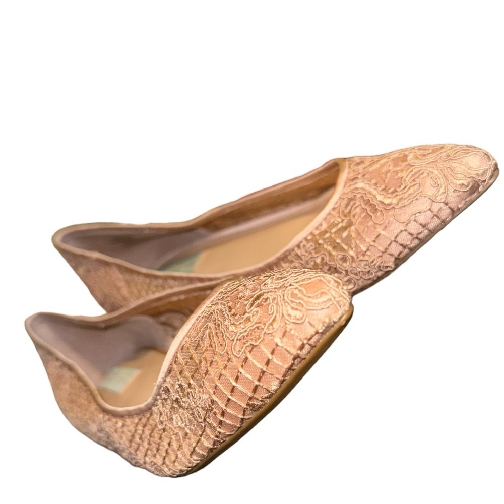 NWT Betsy Johnson Pale Pink Nude Lace Pointed Toe Flat Shoes Size 9 - Picture 6 of 9